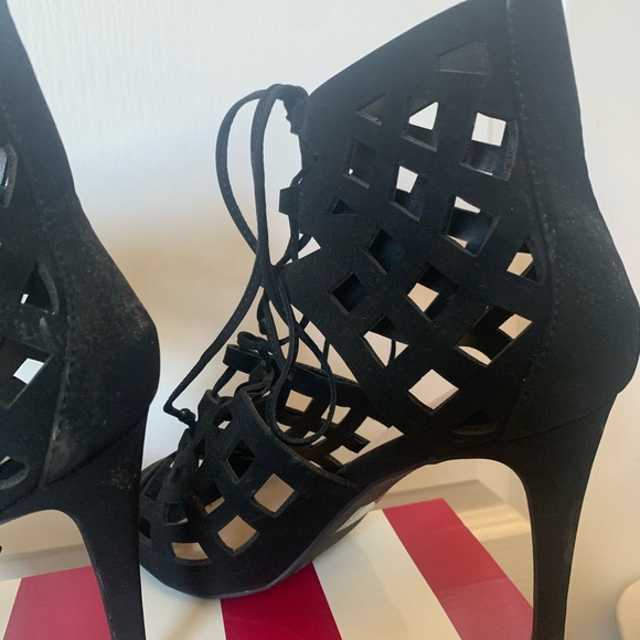 Heels - Picture 2 of 3